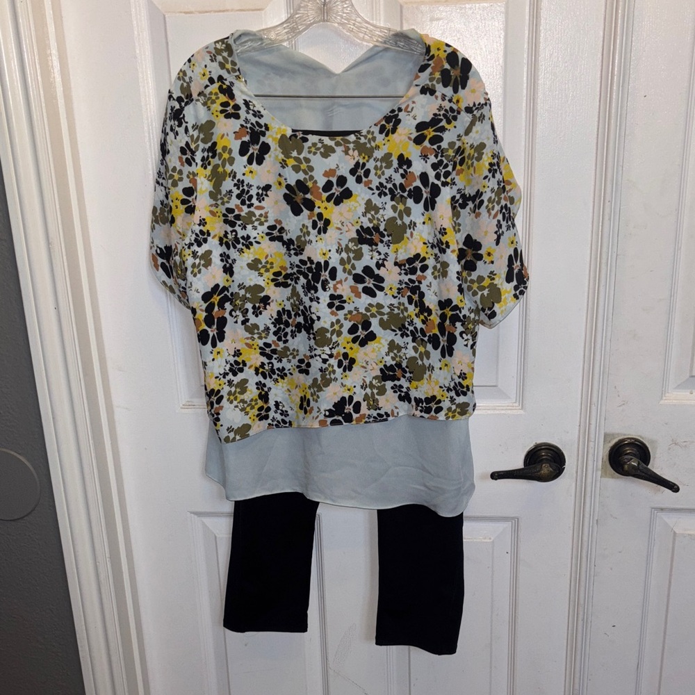 14th & Union Floral Top with Black Capris Bundle.